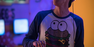 OD真人全景声场技术 - 采用量子环绕声技术，精准还原空间音效与真人声线细节